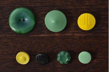 アンティーク雑貨　ビンテージ　レトロなチェコガラスボタン7個セット