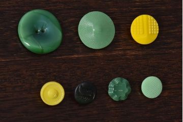 アンティーク雑貨　ビンテージ　レトロなチェコガラスボタン7個セット