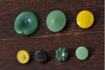 アンティーク雑貨　ビンテージ　レトロなチェコガラスボタン7個セット
