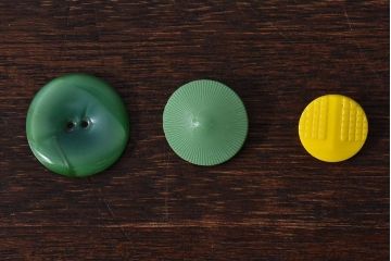 アンティーク雑貨　ビンテージ　レトロなチェコガラスボタン7個セット