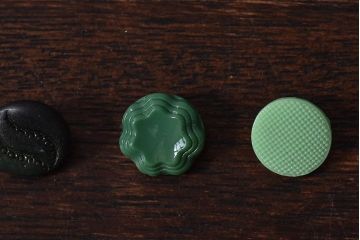 アンティーク雑貨　ビンテージ　レトロなチェコガラスボタン7個セット