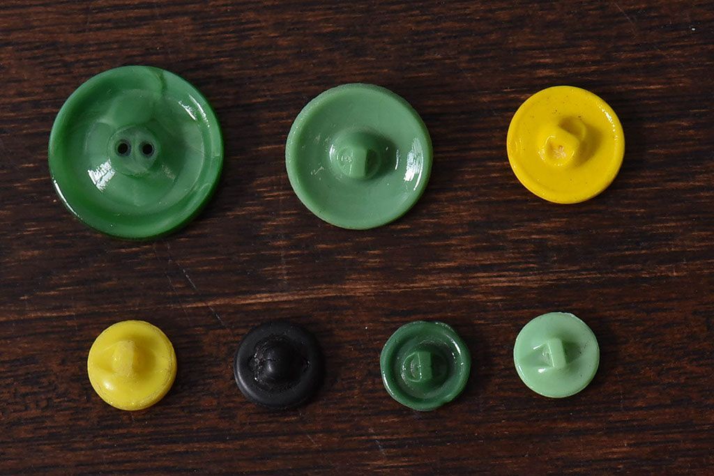 アンティーク雑貨　ビンテージ　レトロなチェコガラスボタン7個セット