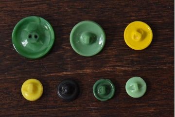 アンティーク雑貨　ビンテージ　レトロなチェコガラスボタン7個セット