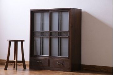 アンティーク家具　和製アンティーク　小振りなサイズが使いやすい　シックなデザインの戸棚(収納棚、本箱)