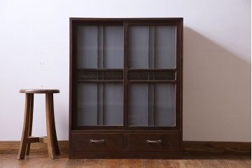 アンティーク家具　和製アンティーク　小振りなサイズが使いやすい　シックなデザインの戸棚(収納棚、本箱)