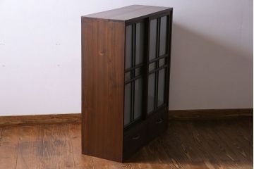 アンティーク家具　和製アンティーク　小振りなサイズが使いやすい　シックなデザインの戸棚(収納棚、本箱)