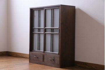 アンティーク家具　和製アンティーク　小振りなサイズが使いやすい　シックなデザインの戸棚(収納棚、本箱)