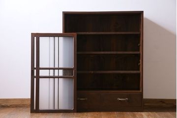アンティーク家具　和製アンティーク　小振りなサイズが使いやすい　シックなデザインの戸棚(収納棚、本箱)