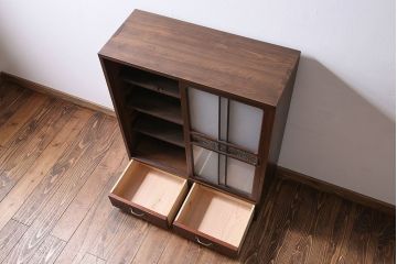 アンティーク家具　和製アンティーク　小振りなサイズが使いやすい　シックなデザインの戸棚(収納棚、本箱)