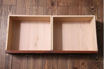 アンティーク家具　和製アンティーク　小振りなサイズが使いやすい　シックなデザインの戸棚(収納棚、本箱)