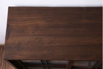 アンティーク家具　和製アンティーク　小振りなサイズが使いやすい　シックなデザインの戸棚(収納棚、本箱)