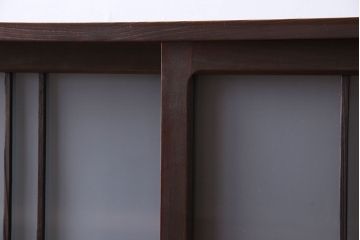 アンティーク家具　和製アンティーク　小振りなサイズが使いやすい　シックなデザインの戸棚(収納棚、本箱)