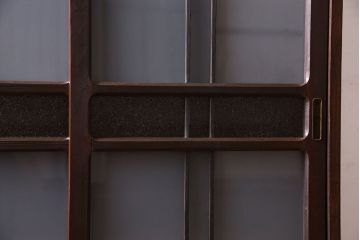 アンティーク家具　和製アンティーク　小振りなサイズが使いやすい　シックなデザインの戸棚(収納棚、本箱)