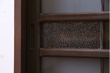 アンティーク家具　和製アンティーク　小振りなサイズが使いやすい　シックなデザインの戸棚(収納棚、本箱)
