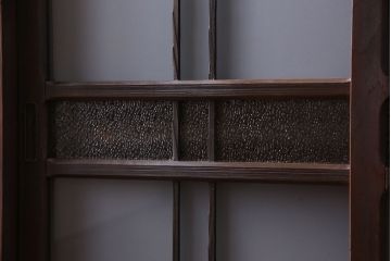 アンティーク家具　和製アンティーク　小振りなサイズが使いやすい　シックなデザインの戸棚(収納棚、本箱)