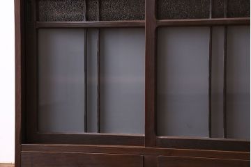 アンティーク家具　和製アンティーク　小振りなサイズが使いやすい　シックなデザインの戸棚(収納棚、本箱)