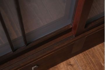 アンティーク家具　和製アンティーク　小振りなサイズが使いやすい　シックなデザインの戸棚(収納棚、本箱)