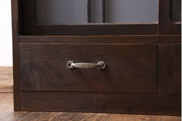 アンティーク家具　和製アンティーク　小振りなサイズが使いやすい　シックなデザインの戸棚(収納棚、本箱)