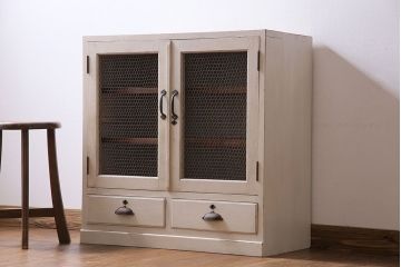 ペイント家具　アンティークホワイトの色合いが可愛らしいグリアージュキャビネット(収納棚、戸棚)