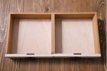 ペイント家具　アンティークホワイトの色合いが可愛らしいグリアージュキャビネット(収納棚、戸棚)