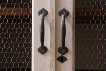 ペイント家具　アンティークホワイトの色合いが可愛らしいグリアージュキャビネット(収納棚、戸棚)