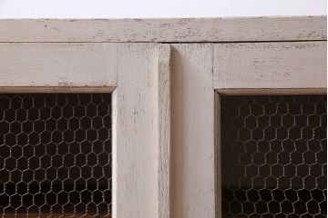 ペイント家具　アンティークホワイトの色合いが可愛らしいグリアージュキャビネット(収納棚、戸棚)