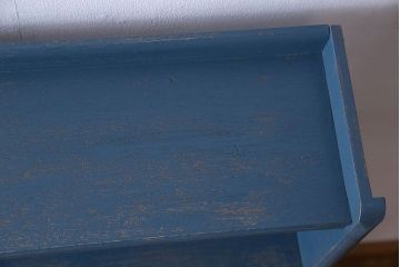 ペイント家具　落ち着いた雰囲気漂う細身の本棚(飾り棚、陳列棚)