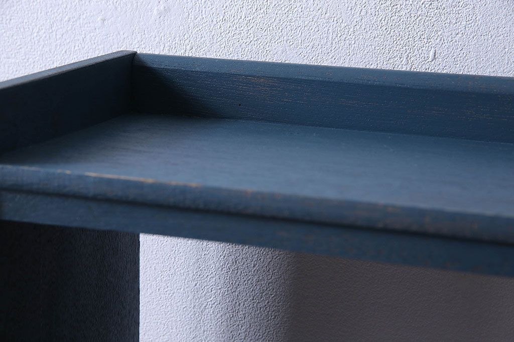 ペイント家具　落ち着いた雰囲気漂う細身の本棚(飾り棚、陳列棚)