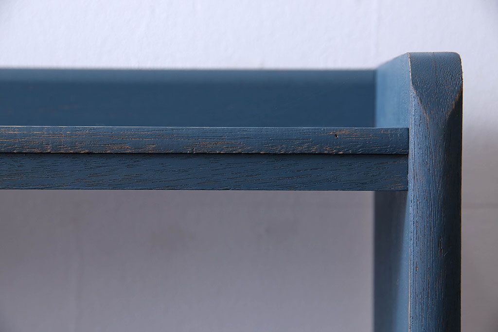 ペイント家具　落ち着いた雰囲気漂う細身の本棚(飾り棚、陳列棚)