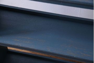 ペイント家具　落ち着いた雰囲気漂う細身の本棚(飾り棚、陳列棚)