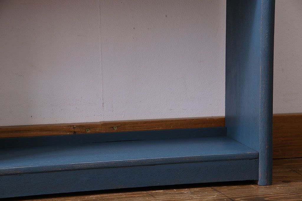 ペイント家具　落ち着いた雰囲気漂う細身の本棚(飾り棚、陳列棚)