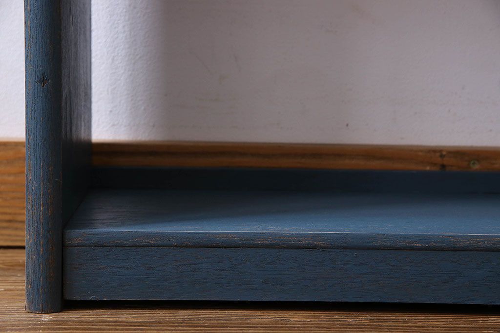 ペイント家具　落ち着いた雰囲気漂う細身の本棚(飾り棚、陳列棚)