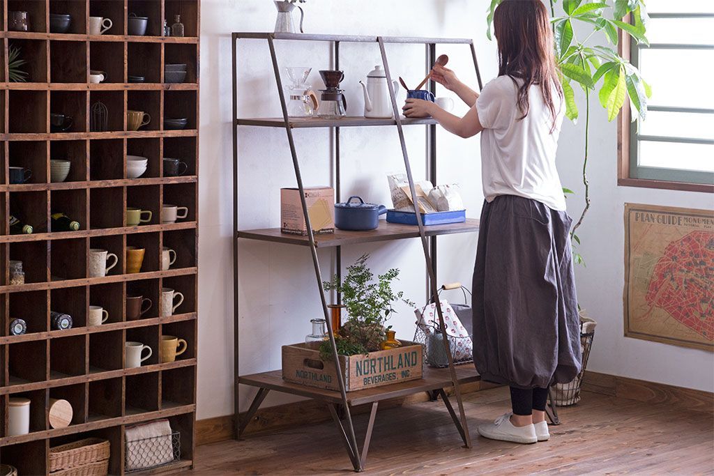 ラフジュオリジナル メンズライクの台形アイアンラック(飾り棚、陳列棚)