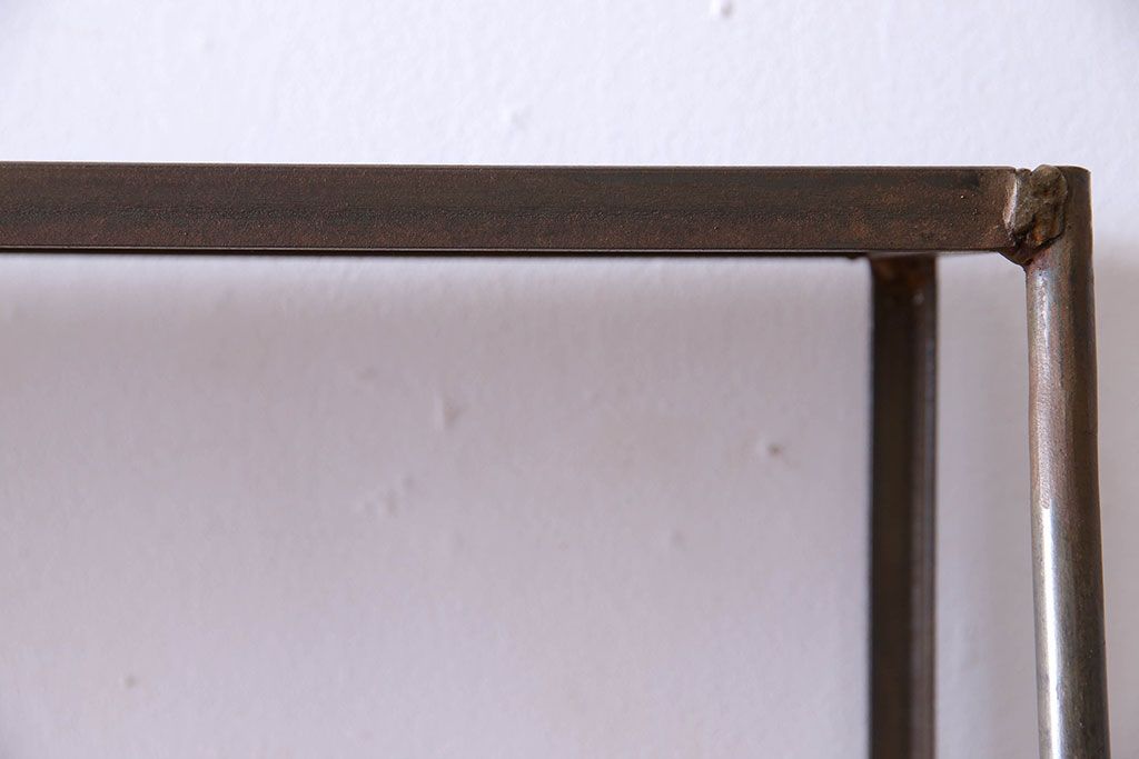 ラフジュオリジナル メンズライクの台形アイアンラック(飾り棚、陳列棚)