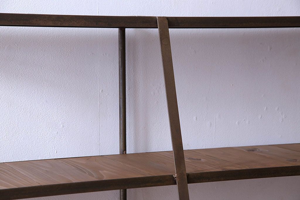 ラフジュオリジナル メンズライクの台形アイアンラック(飾り棚、陳列棚)