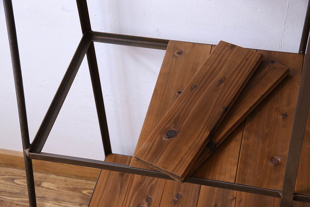 ラフジュオリジナル メンズライクの台形アイアンラック(飾り棚、陳列棚)