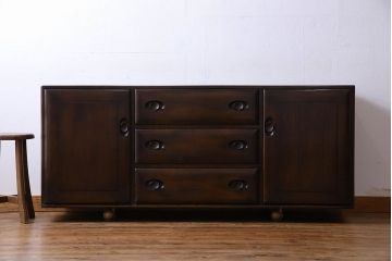 アンティーク家具　ERCOL(アーコール)　エルム材製　丈夫でシックな雰囲気漂うサイドボード(収納棚、戸棚)