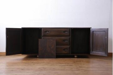 アンティーク家具　ERCOL(アーコール)　エルム材製　丈夫でシックな雰囲気漂うサイドボード(収納棚、戸棚)