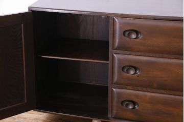アンティーク家具　ERCOL(アーコール)　エルム材製　丈夫でシックな雰囲気漂うサイドボード(収納棚、戸棚)