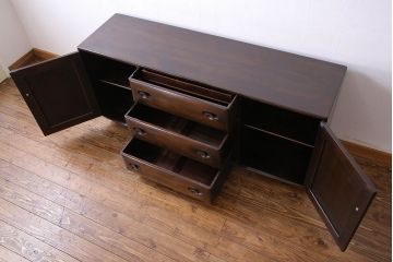 アンティーク家具　ERCOL(アーコール)　エルム材製　丈夫でシックな雰囲気漂うサイドボード(収納棚、戸棚)