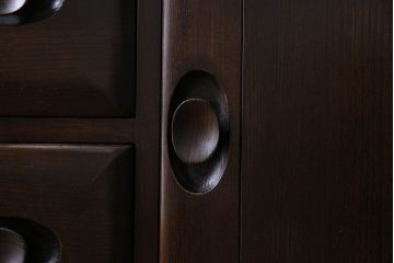 アンティーク家具　ERCOL(アーコール)　エルム材製　丈夫でシックな雰囲気漂うサイドボード(収納棚、戸棚)