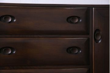 アンティーク家具　ERCOL(アーコール)　エルム材製　丈夫でシックな雰囲気漂うサイドボード(収納棚、戸棚)