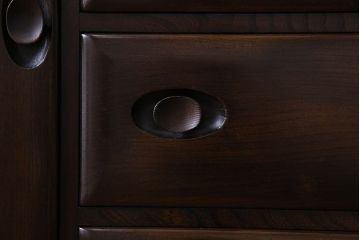 アンティーク家具　ERCOL(アーコール)　エルム材製　丈夫でシックな雰囲気漂うサイドボード(収納棚、戸棚)