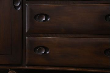 アンティーク家具　ERCOL(アーコール)　エルム材製　丈夫でシックな雰囲気漂うサイドボード(収納棚、戸棚)