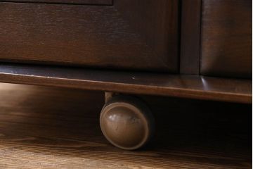 アンティーク家具　ERCOL(アーコール)　エルム材製　丈夫でシックな雰囲気漂うサイドボード(収納棚、戸棚)
