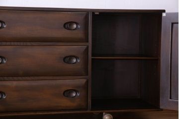 アンティーク家具　ERCOL(アーコール)　エルム材製　丈夫でシックな雰囲気漂うサイドボード(収納棚、戸棚)