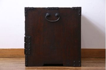 アンティーク家具　和製アンティーク　総桐材　重厚な面持が目を惹く船箪笥(帳箱、舟箪笥、桐箪笥、桐たんす)