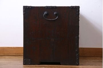 アンティーク家具　和製アンティーク　総桐材　重厚な面持が目を惹く船箪笥(帳箱、舟箪笥、桐箪笥、桐たんす)