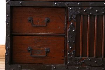 アンティーク家具　和製アンティーク　総桐材　重厚な面持が目を惹く船箪笥(帳箱、舟箪笥、桐箪笥、桐たんす)