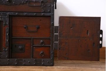 アンティーク家具　和製アンティーク　総桐材　重厚な面持が目を惹く船箪笥(帳箱、舟箪笥、桐箪笥、桐たんす)